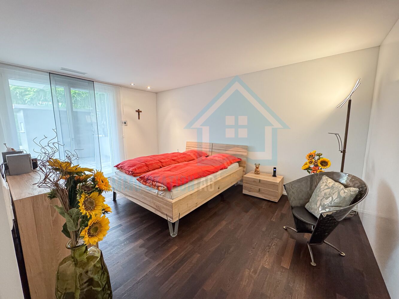 Modernes Schlafzimmer mit Doppelbett und Tageslicht