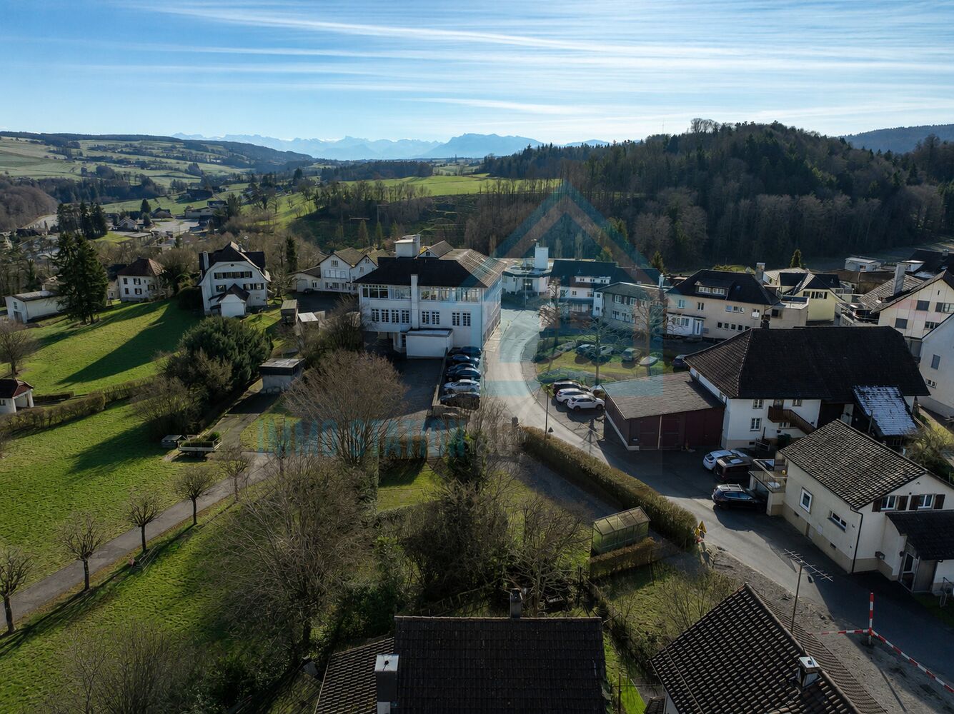 Luftaufnahme eines Wohngebiets mit Tal- und Bergblick