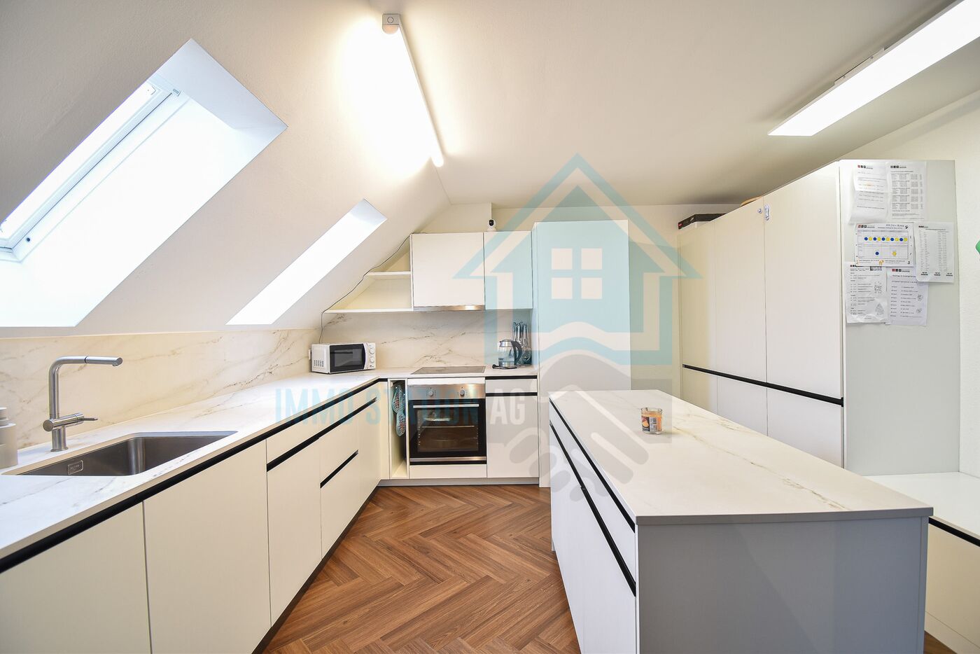 Moderne Dachgeschossküche mit Insel