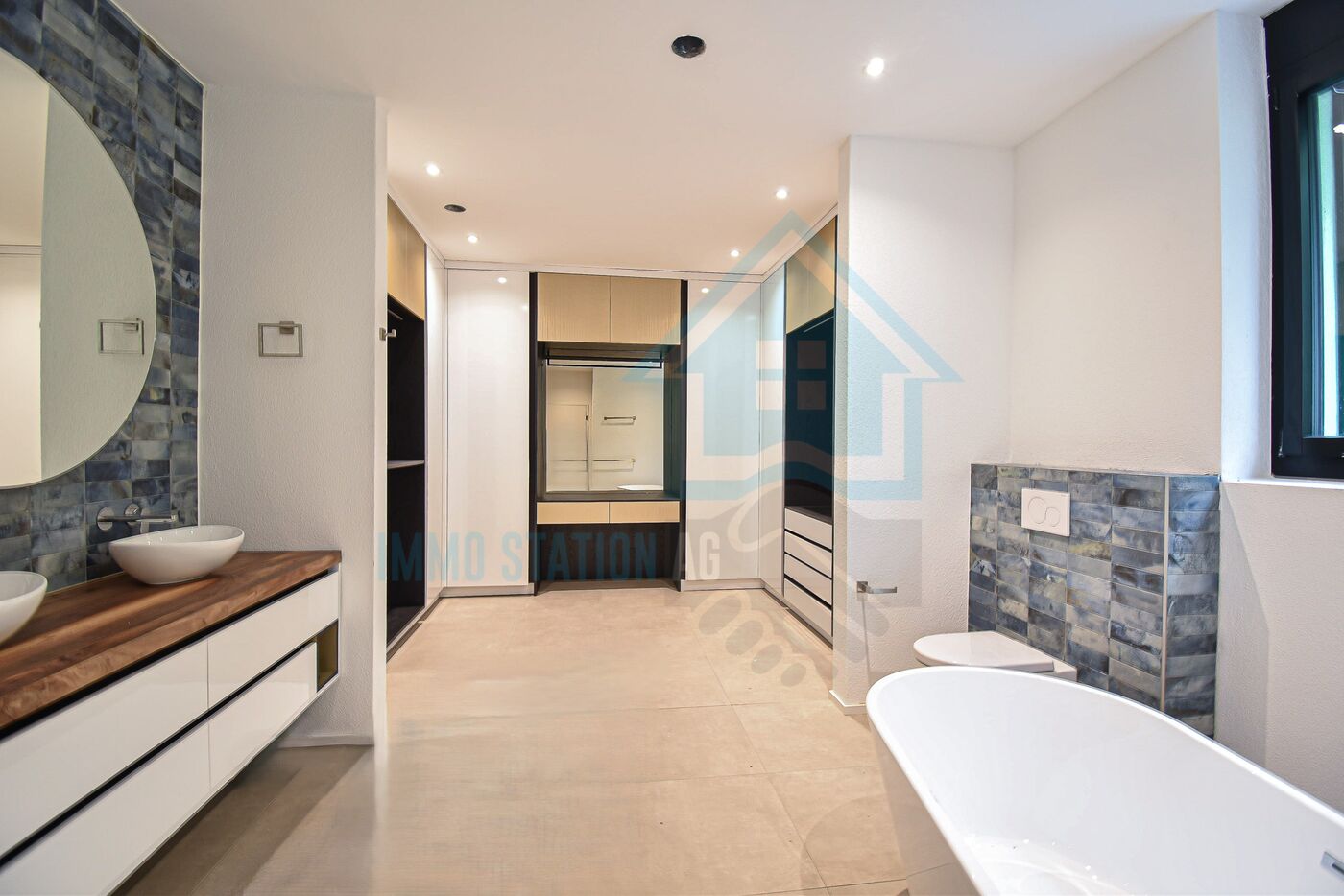 Modernes Badezimmer mit Ankleidebereich