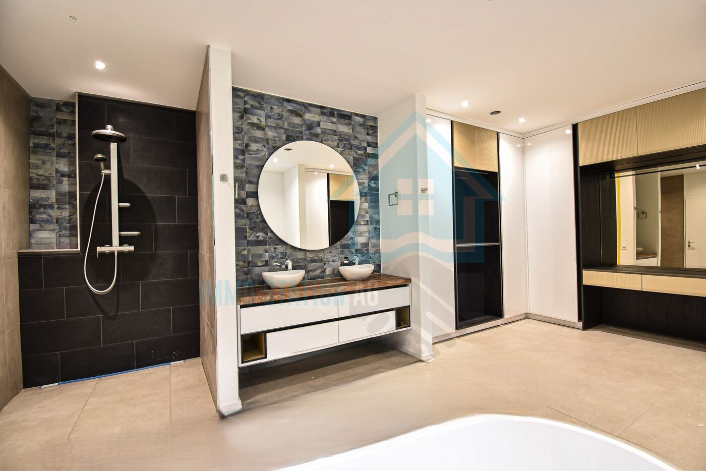 Modernes Badezimmer mit Doppelwaschtisch und bodengleicher Dusche