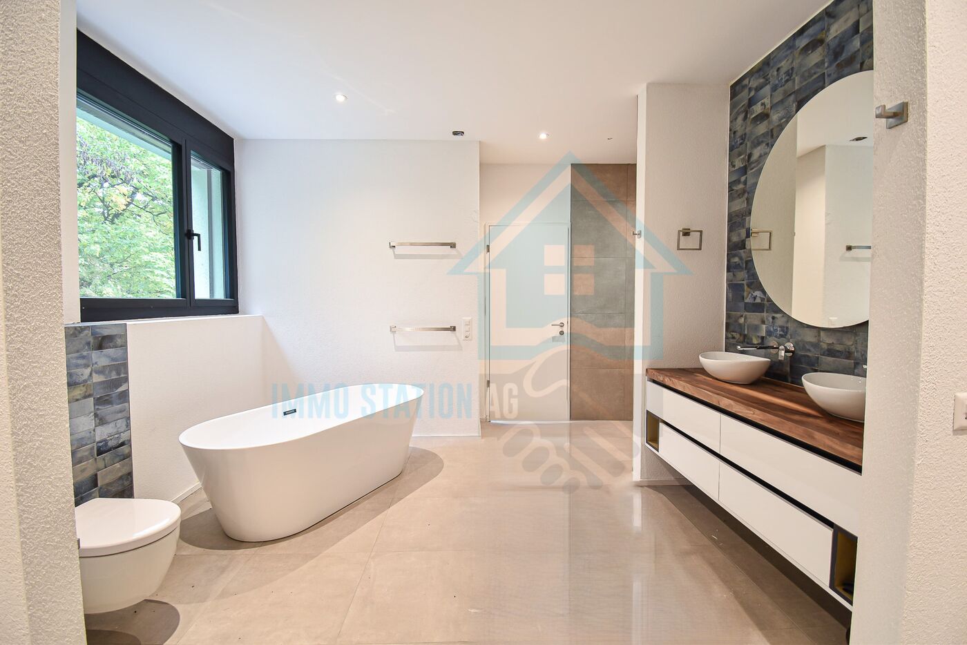 Modernes Badezimmer mit freistehender Wanne und Doppelwaschtisch