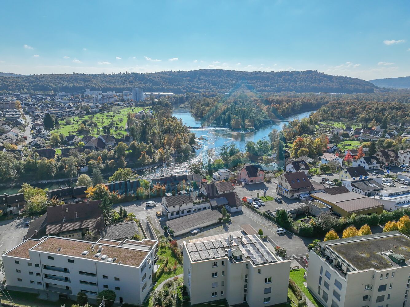 Panoramablick über Stadt, Fluss und Hügel