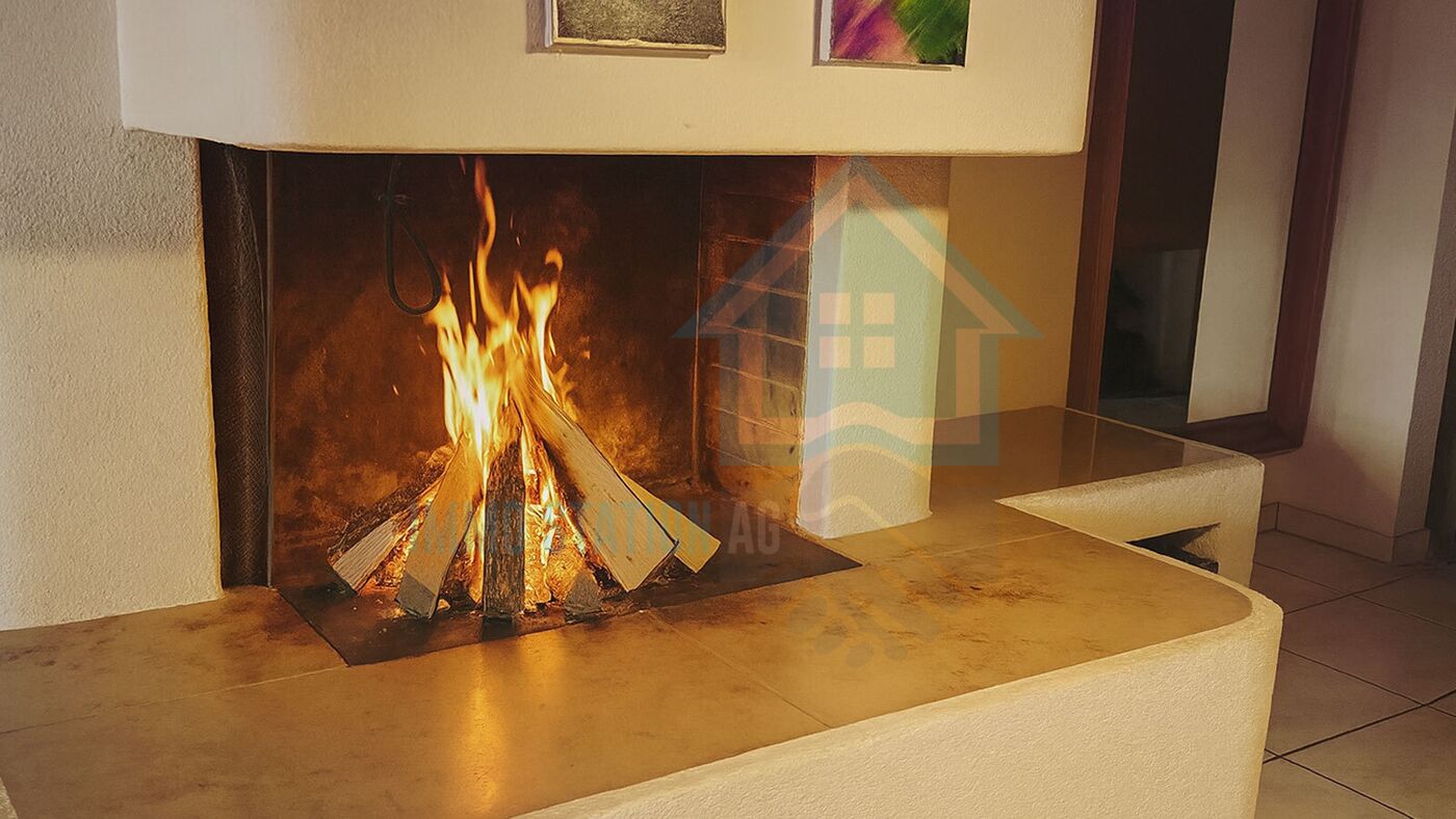 Gemütlicher Kamin mit offenem Feuer