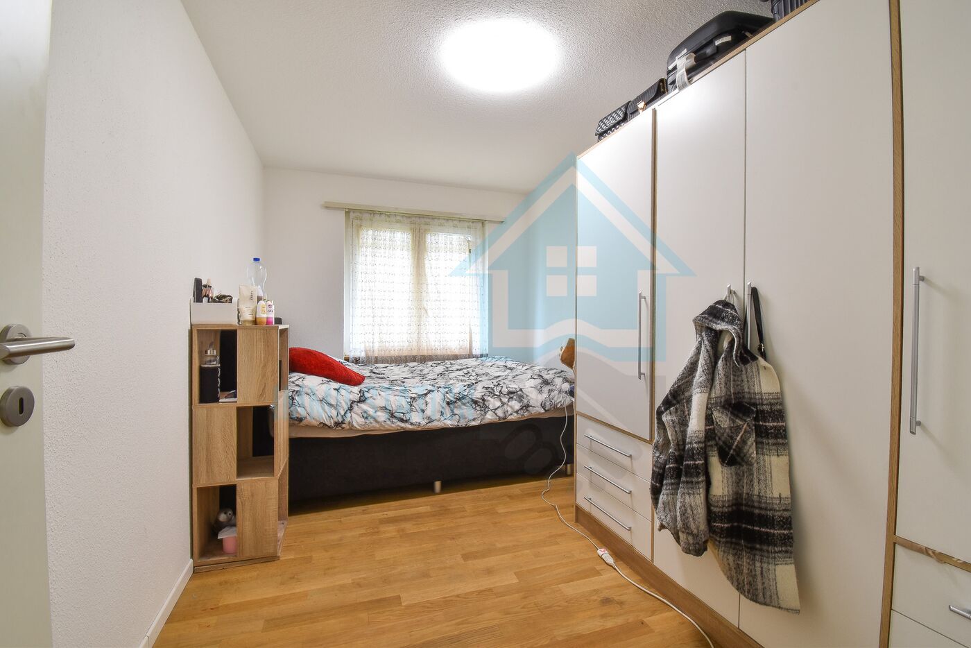 Kleines Schlafzimmer mit Stauraum