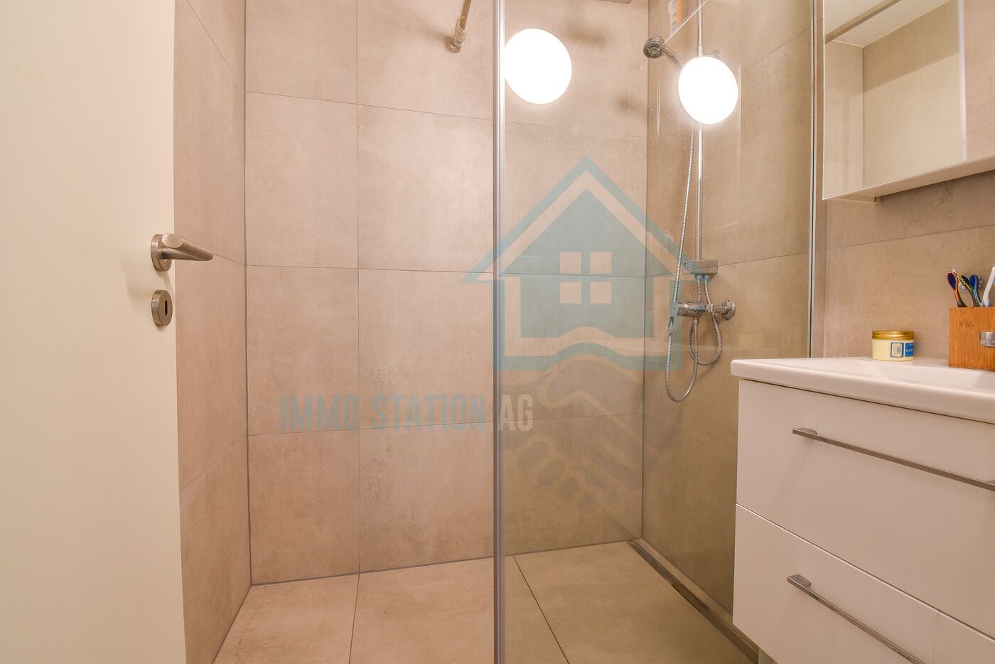 Modernes Badezimmer mit begehbarer Dusche