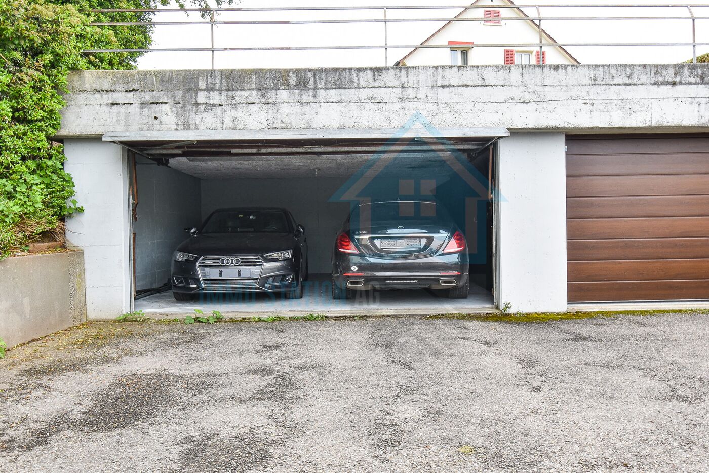 Doppelgarage mit zwei Autos