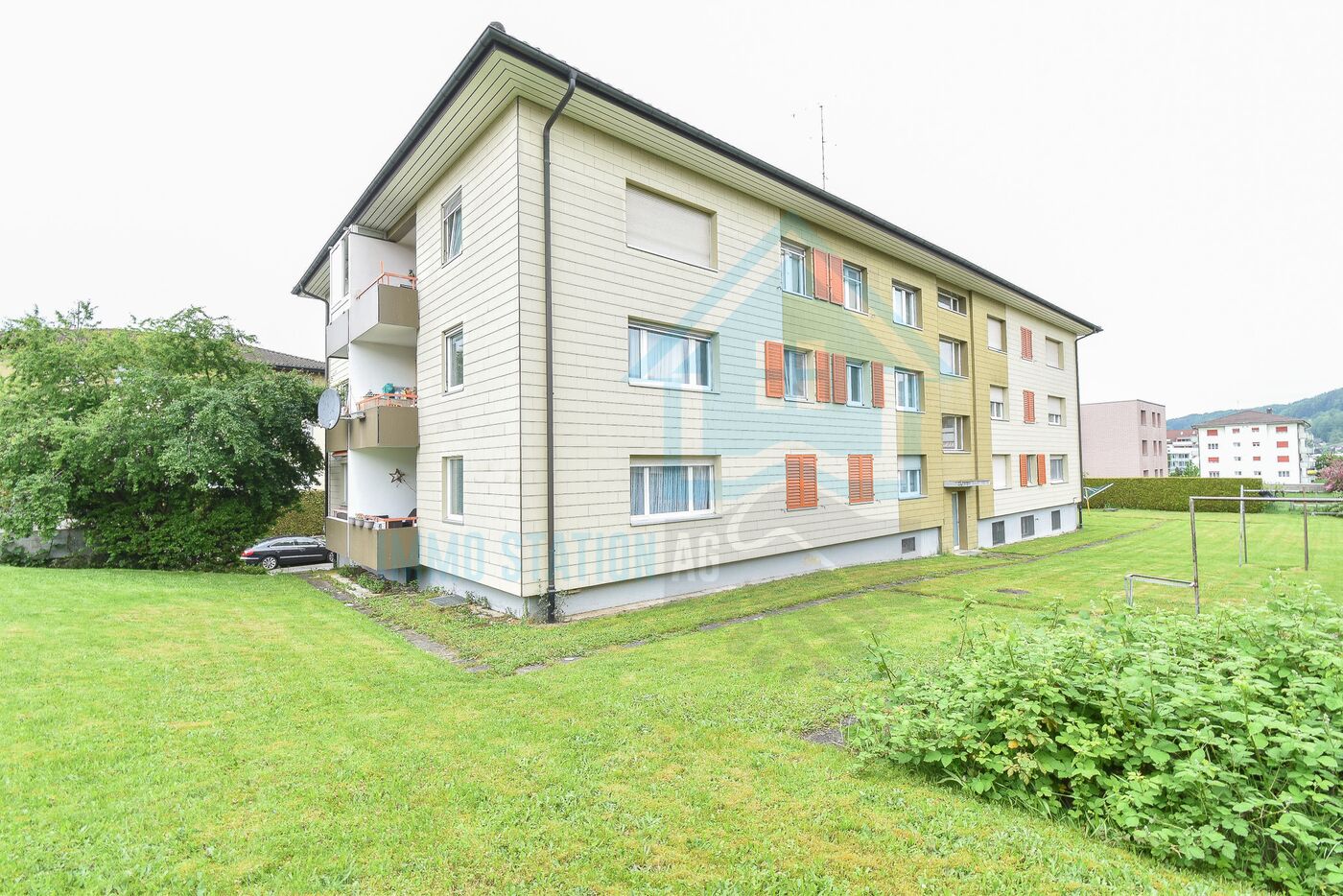 Mehrfamilienhaus mit Grünfläche