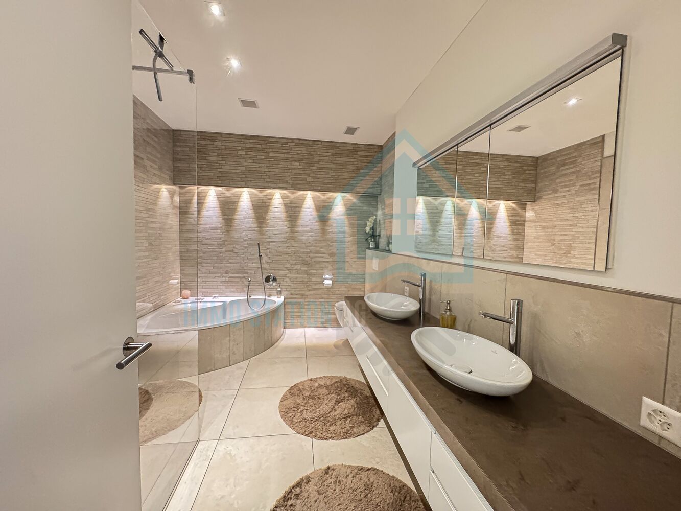 Luxuriöses Badezimmer mit Wanne und Doppelwaschtisch