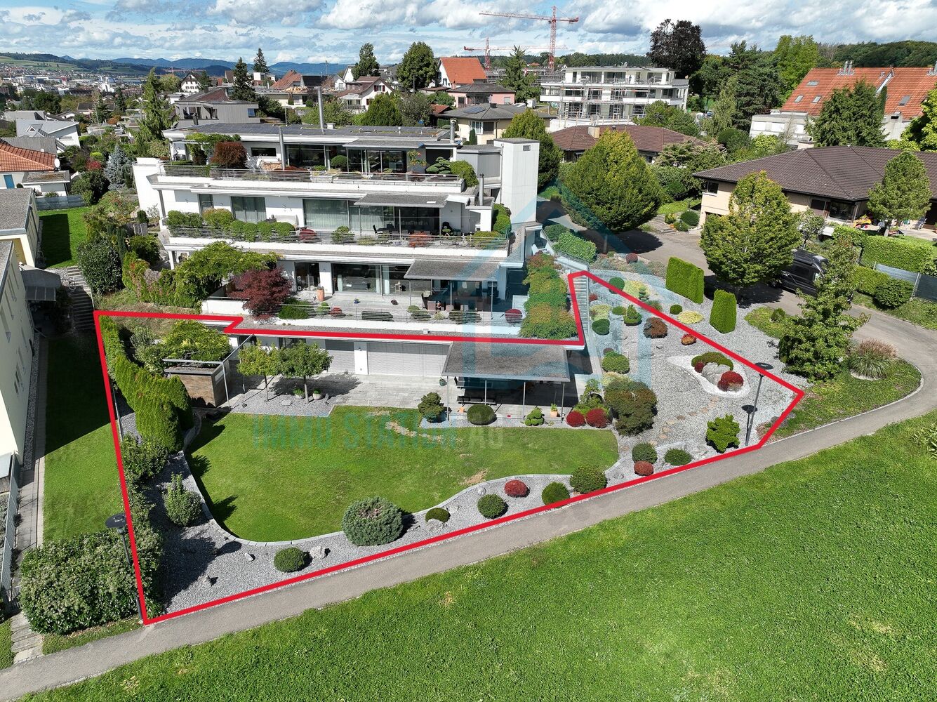 Luftaufnahme eines modernen Wohnhauses mit großem Garten