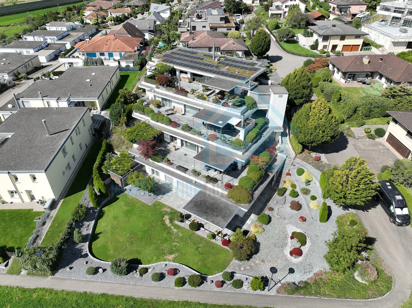 Modernes Mehrfamilienhaus mit großzügigen Terrassen und Dachbegrünung