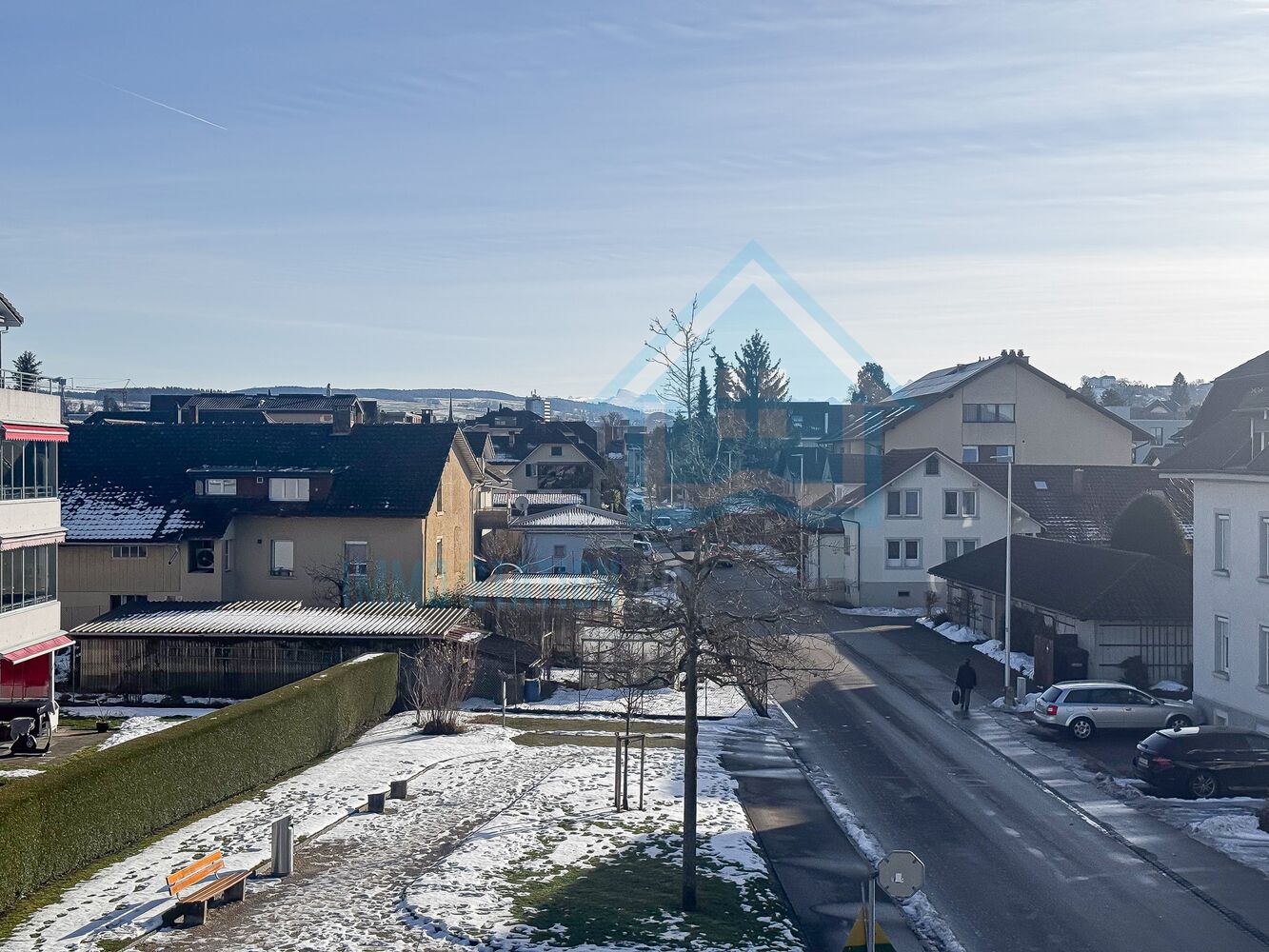 Blick über eine verschneite Wohnstraße