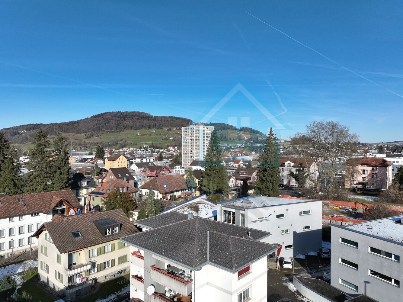 Stadtblick mit Wohnhäusern und Bergkulisse