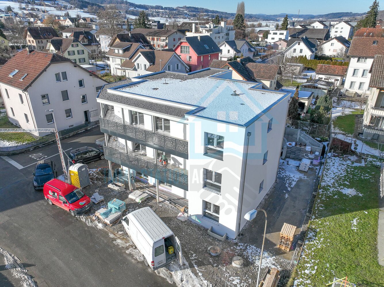 Drohnenansicht eines modernen Mehrfamilienhauses im Baugebiet