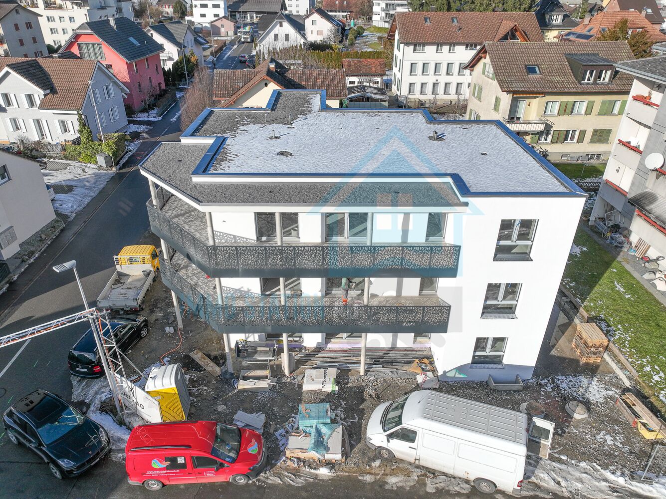 Modernes Mehrfamilienhaus mit Flachdach im Winter