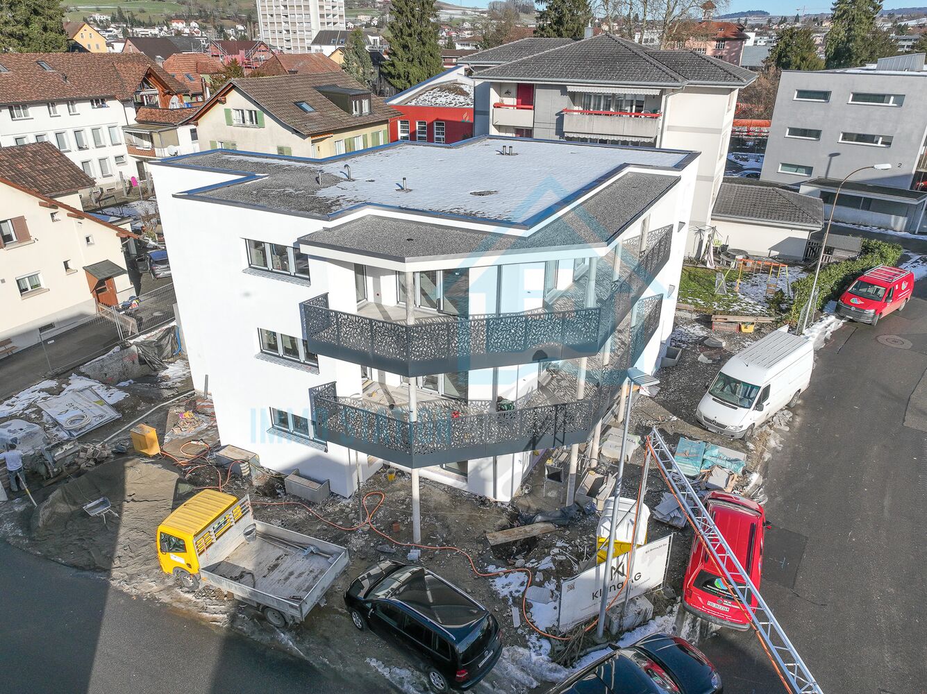 Moderne Wohnanlage mit Flachdach im Bau