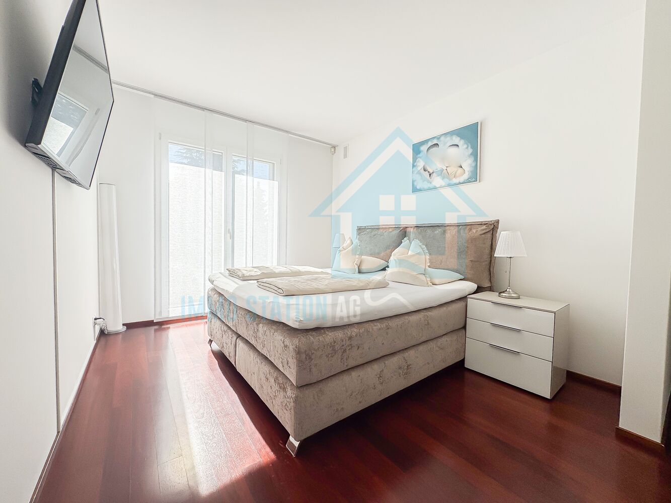 Helles Schlafzimmer mit Doppelbett