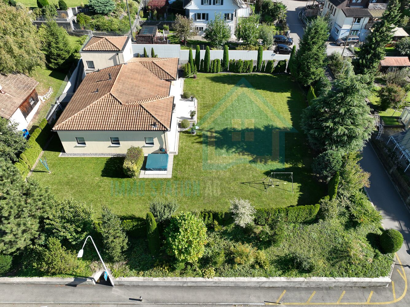 Luftaufnahme eines Wohnhauses mit großem Garten