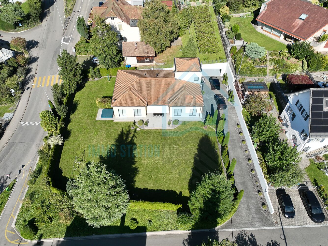 Luftaufnahme eines Einfamilienhauses mit großem Garten