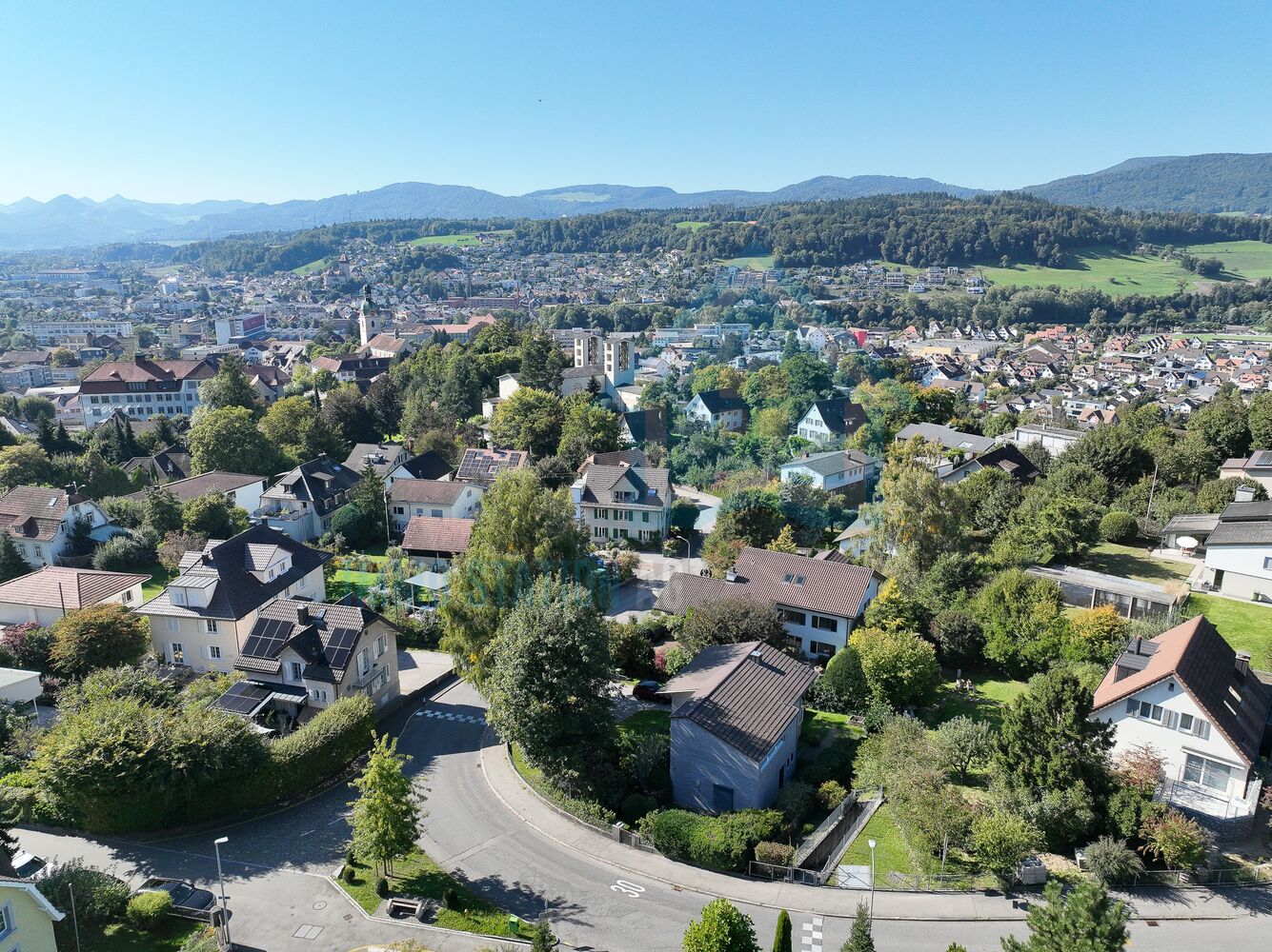 Stadt- und Landschaftsblick aus der Luft