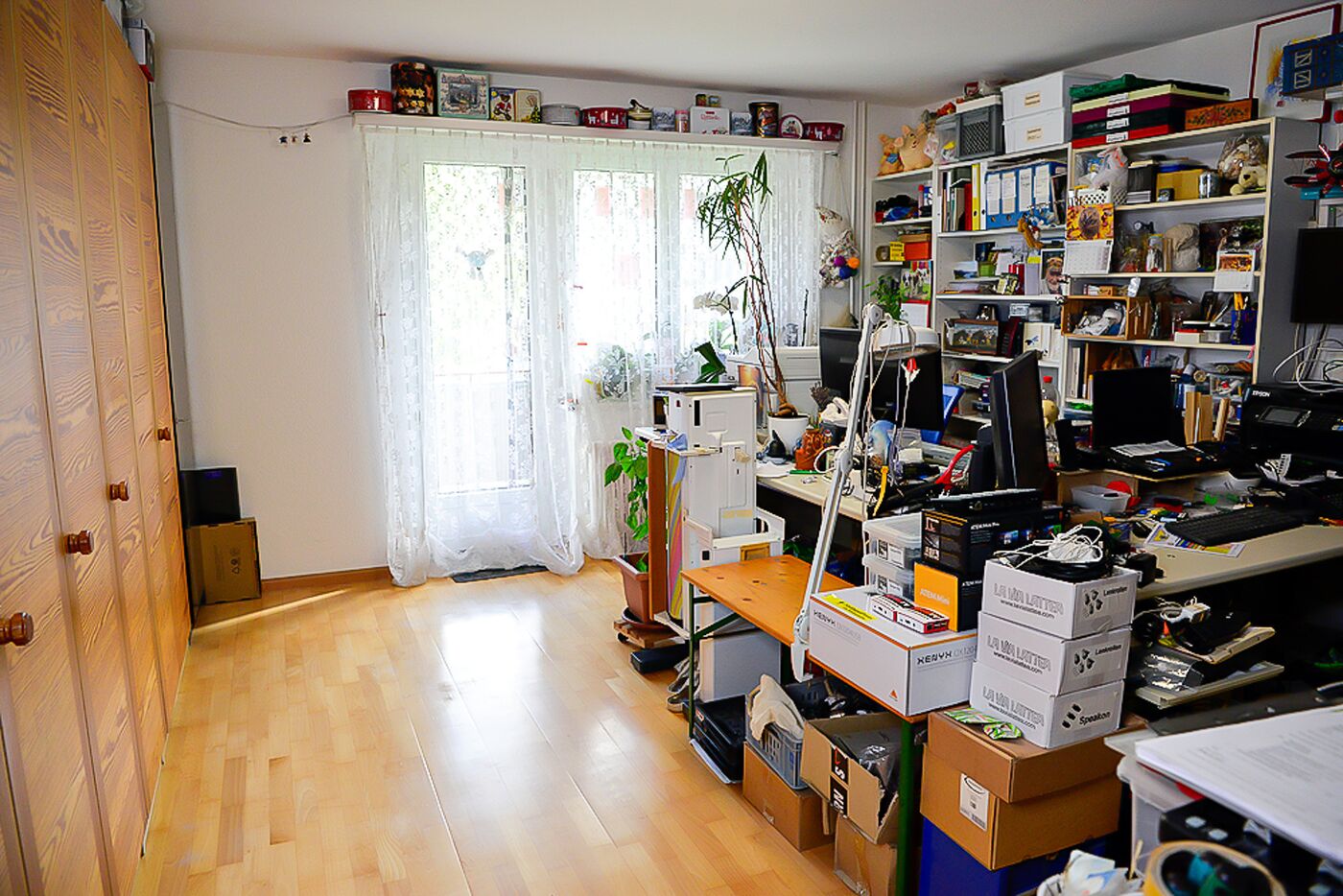 Arbeitszimmer mit viel Stauraum und Tageslicht