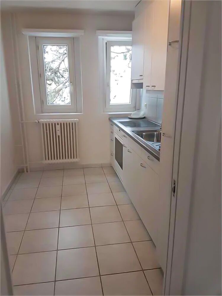Schmale helle Einbauküche