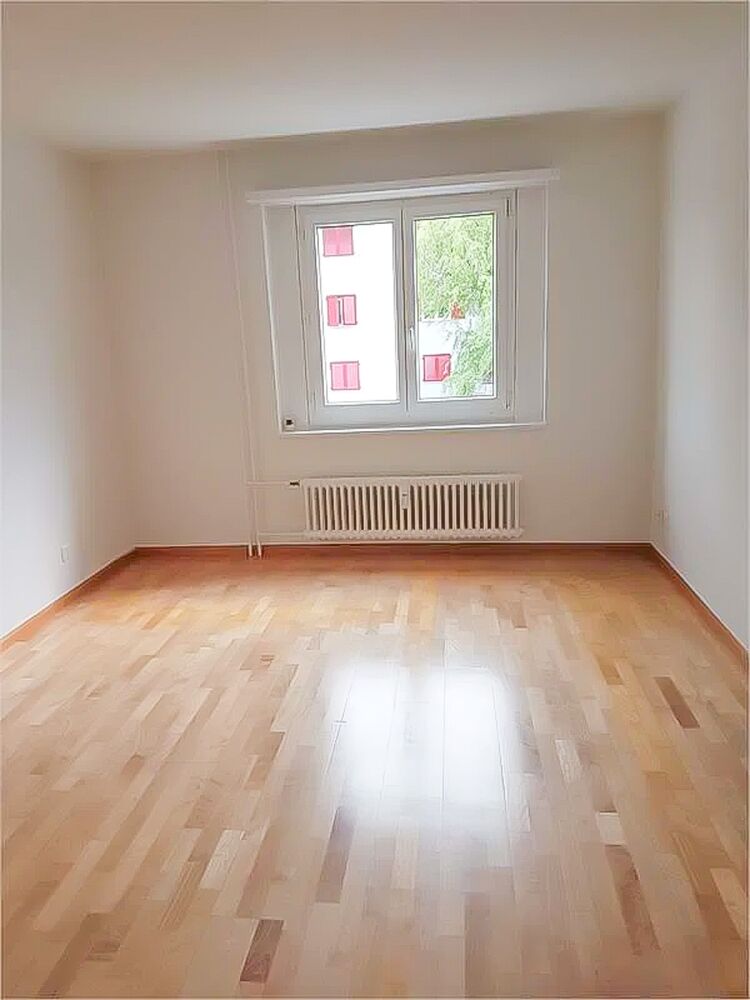 Leerer heller Raum mit Parkettboden