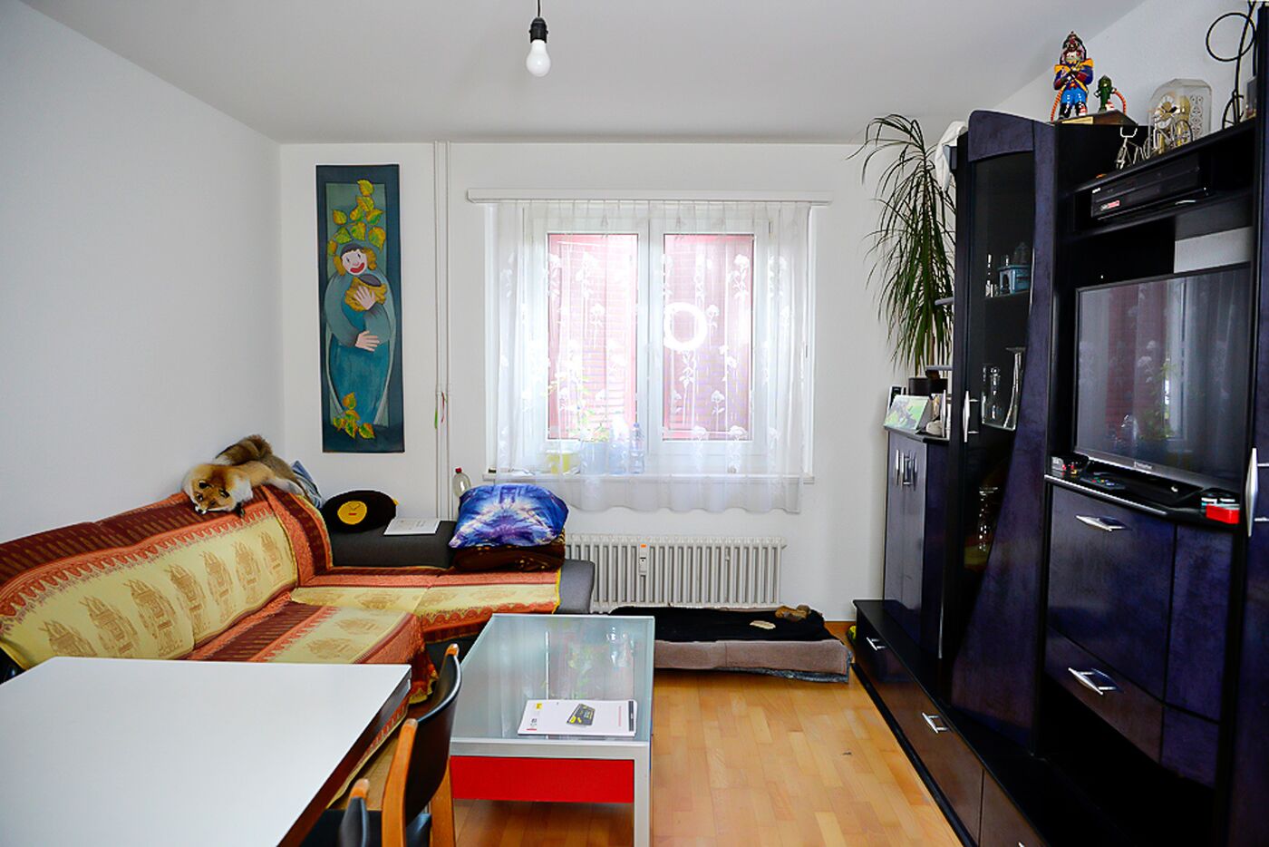 Wohnzimmer mit Sitzbereich und Schrankwand