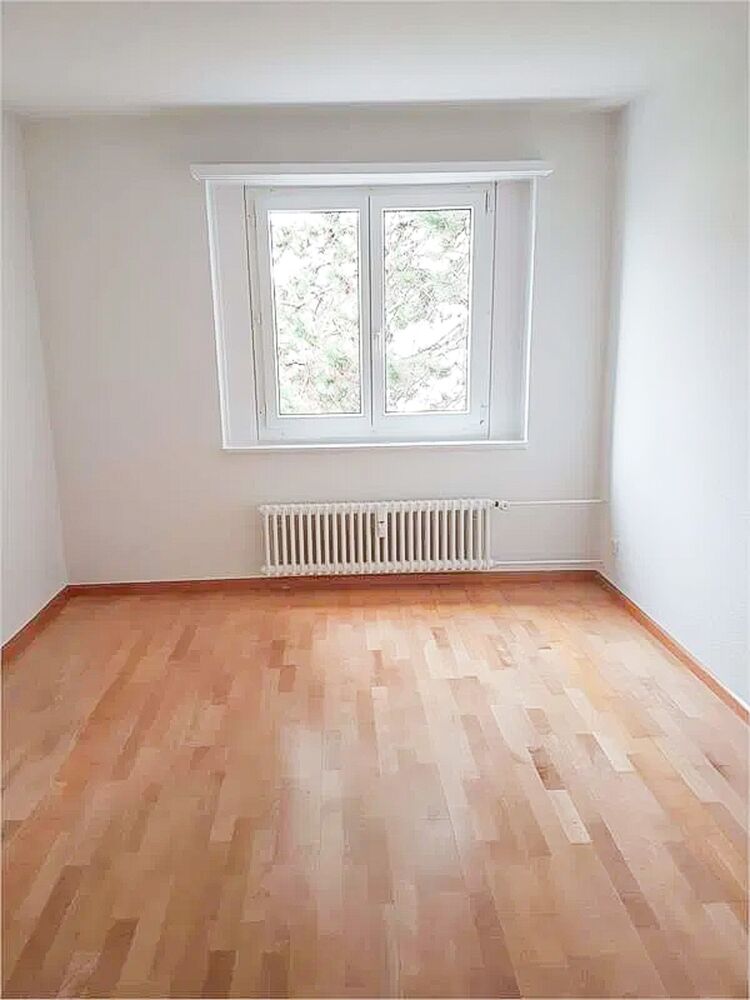 Leeres Zimmer mit Fenster und Heizkörper