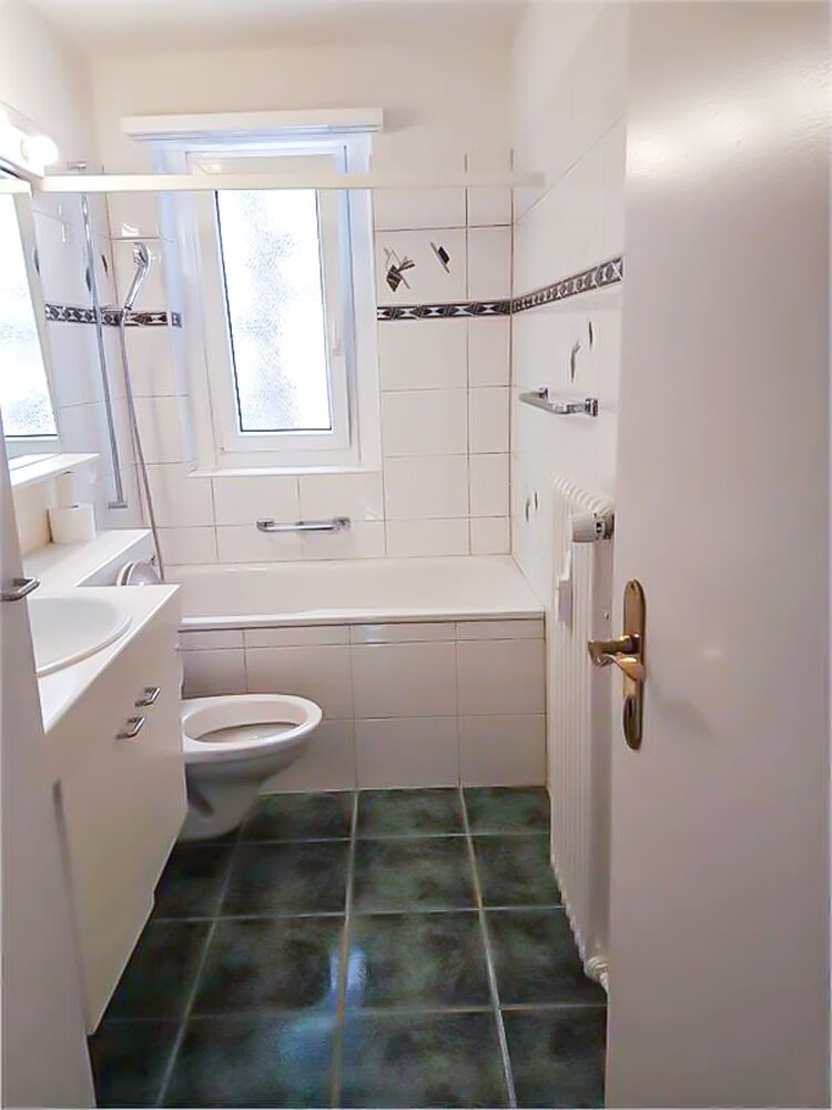 Kleines Badezimmer mit Badewanne und WC