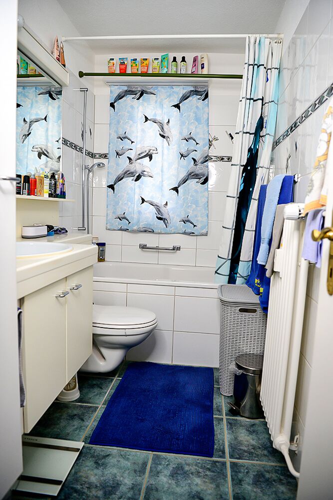 Kleines Badezimmer mit Duschvorhang