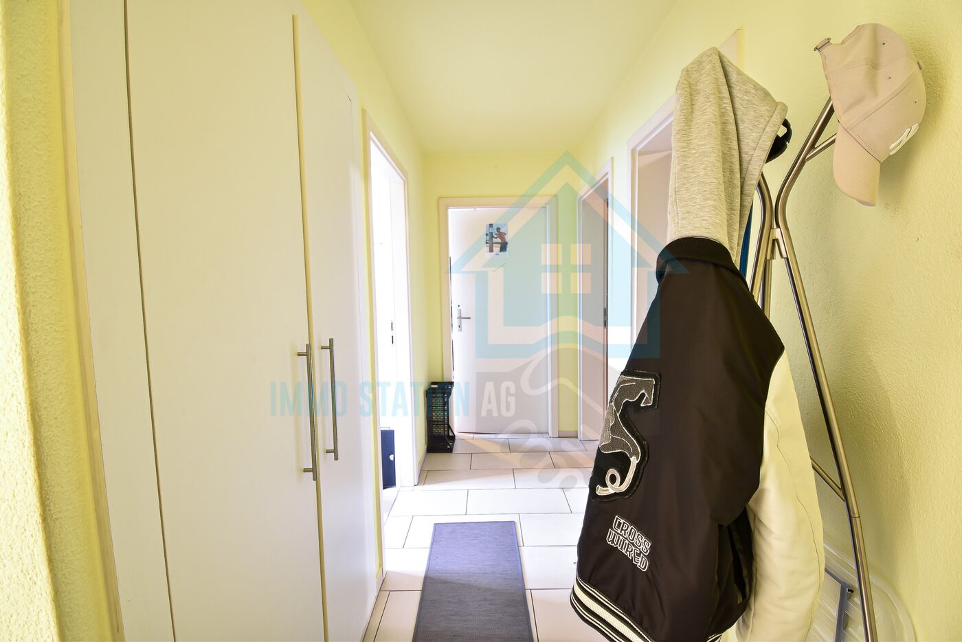 Heller Flur mit Garderobe