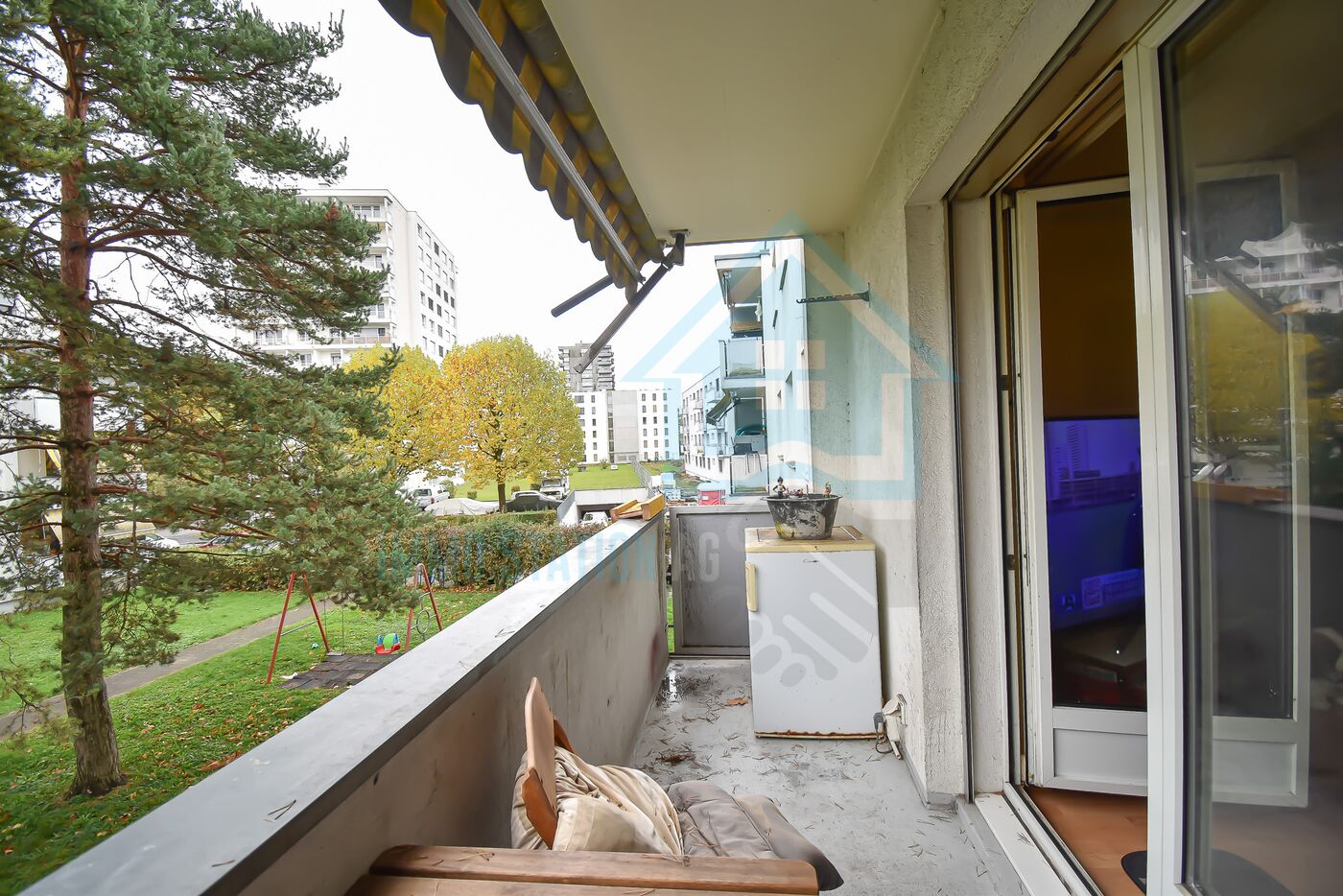 Balkon mit Ausblick ins Wohnumfeld