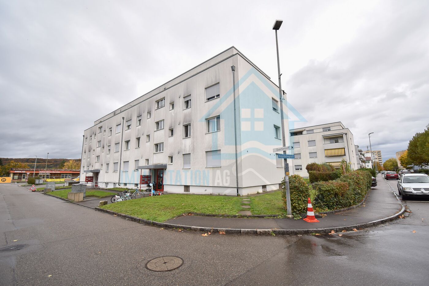 Mehrfamilienhaus an der Straßenecke