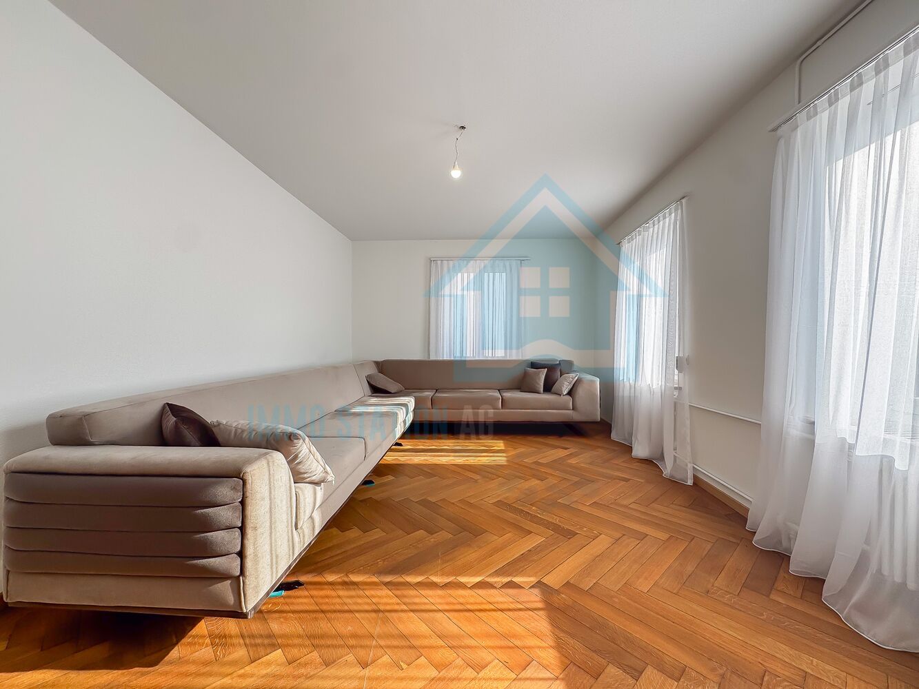 Heller Wohnraum mit Ecksofa
