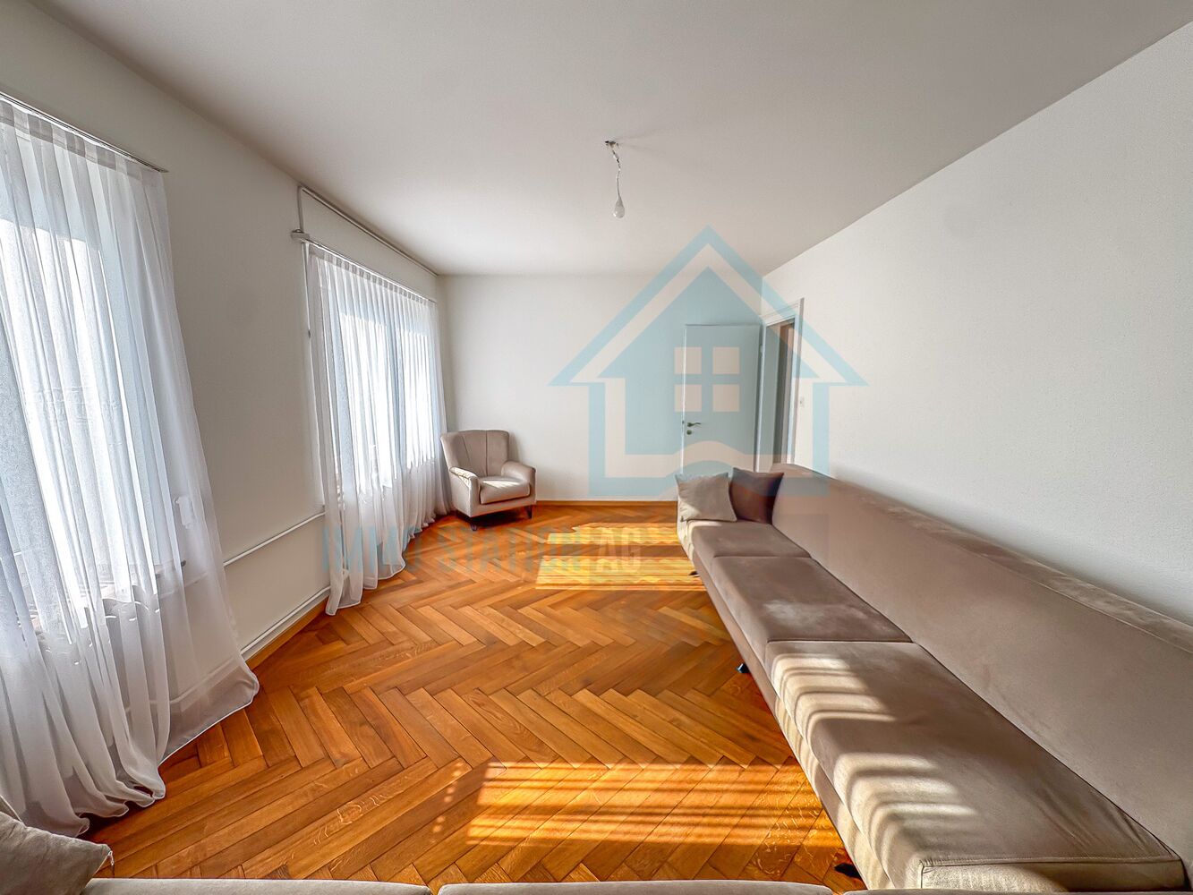 Heller Wohnraum mit Sofa und Stuhl