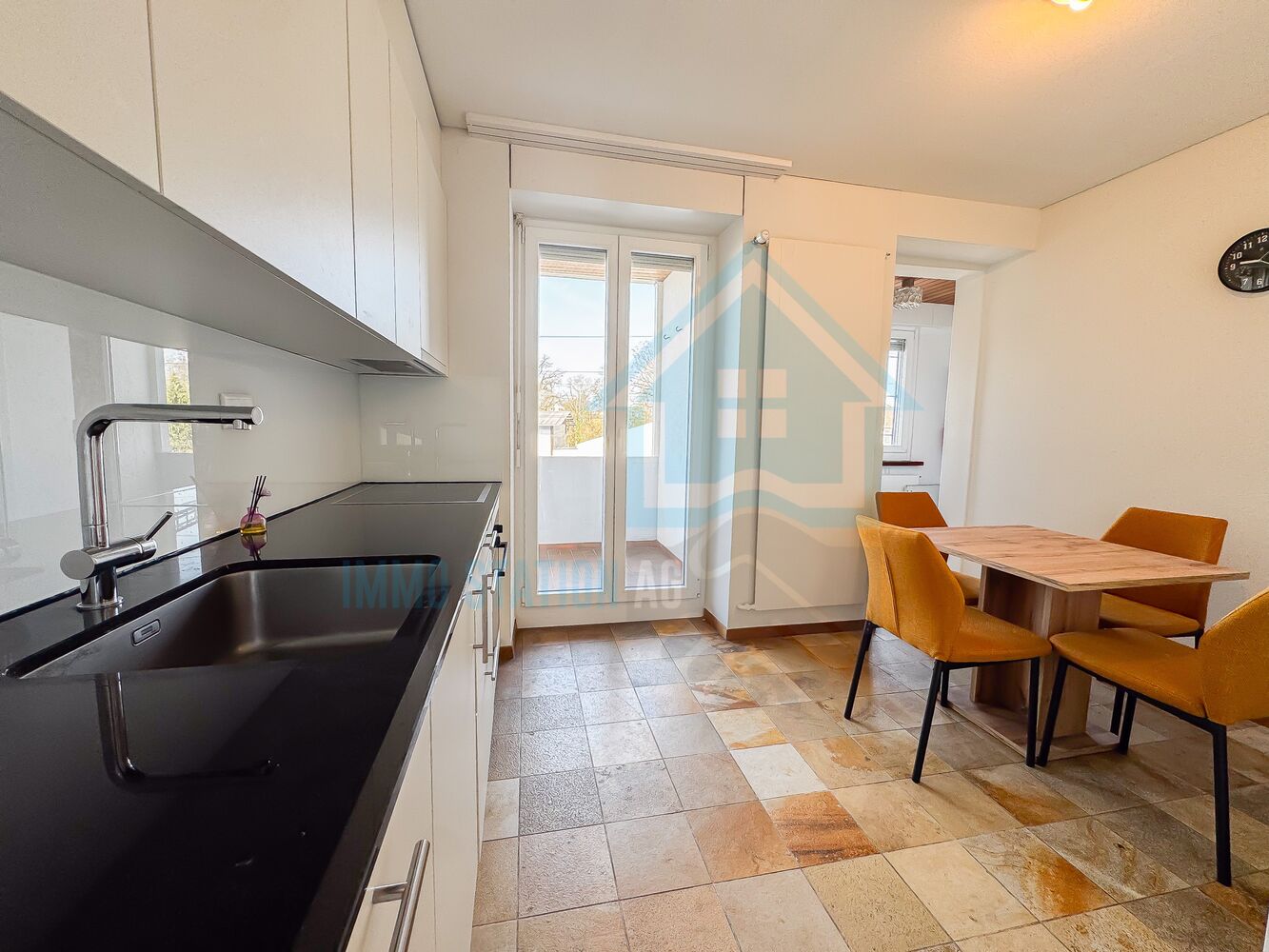Offene Küche mit Essbereich und Zugang zum Balkon