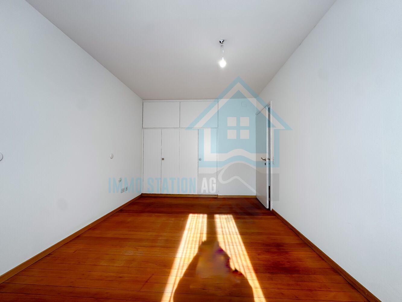Leerer Raum mit Einbauschrank und Holzfußboden