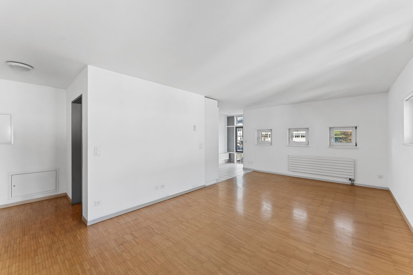 Heller, leerer Wohnraum mit Holzfußboden