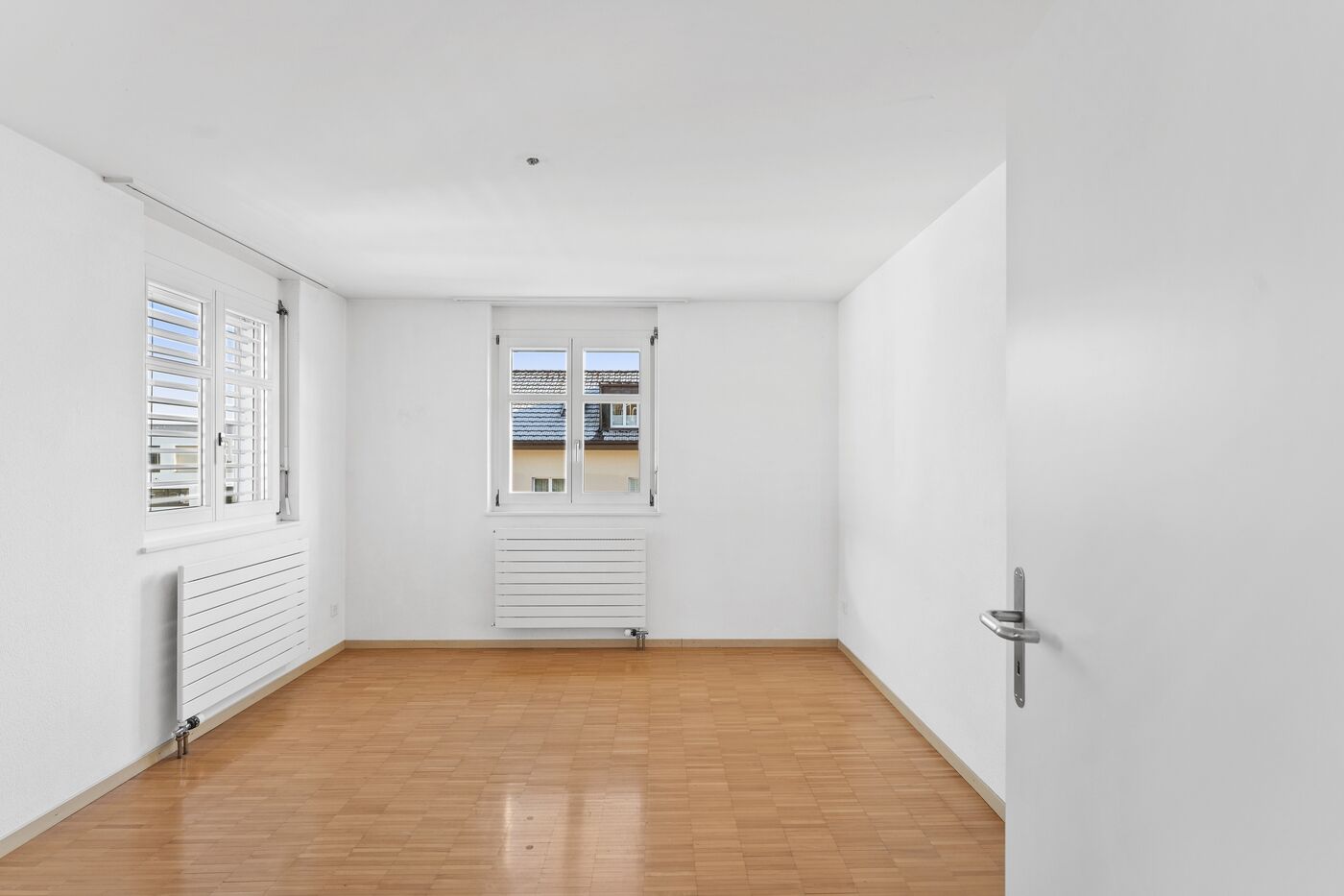Leerer heller Raum mit Parkettboden