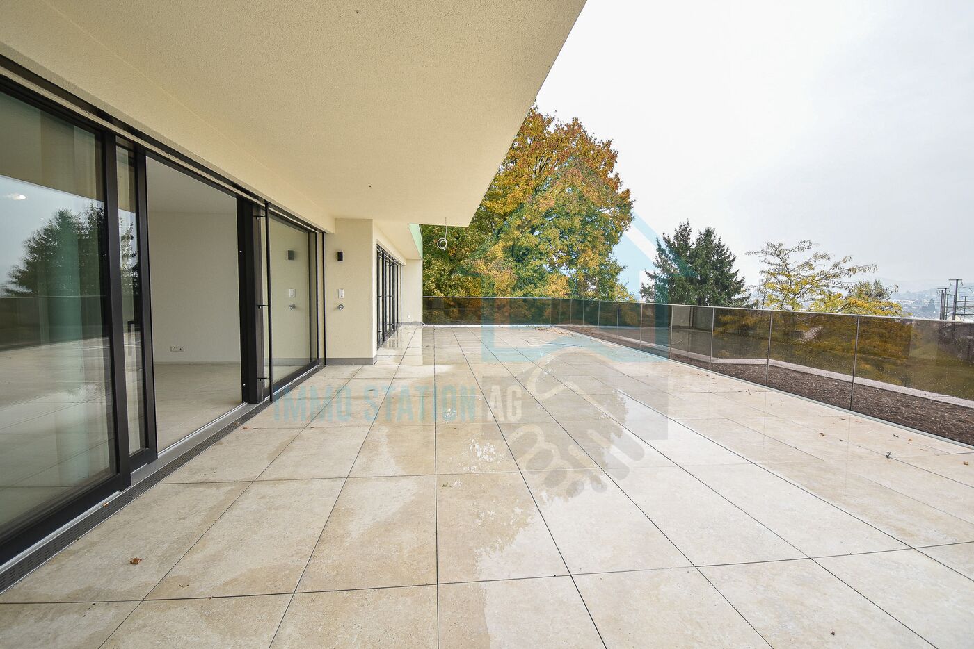 Große moderne Terrasse mit Glasgeländer