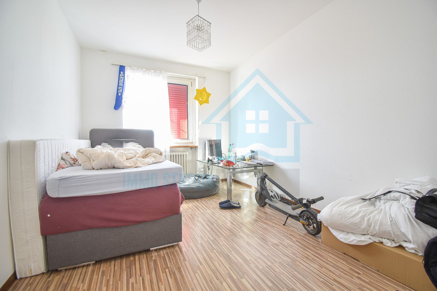 Kleines Schlafzimmer mit starkem Tageslicht