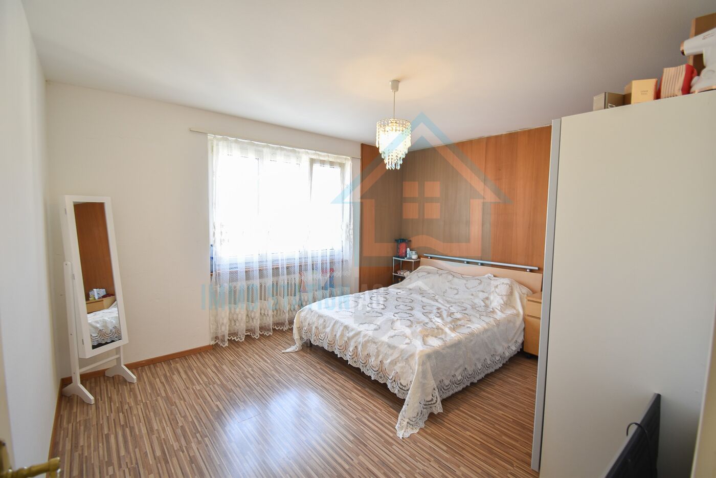 Schlafzimmer mit Bett und Kleiderschrank