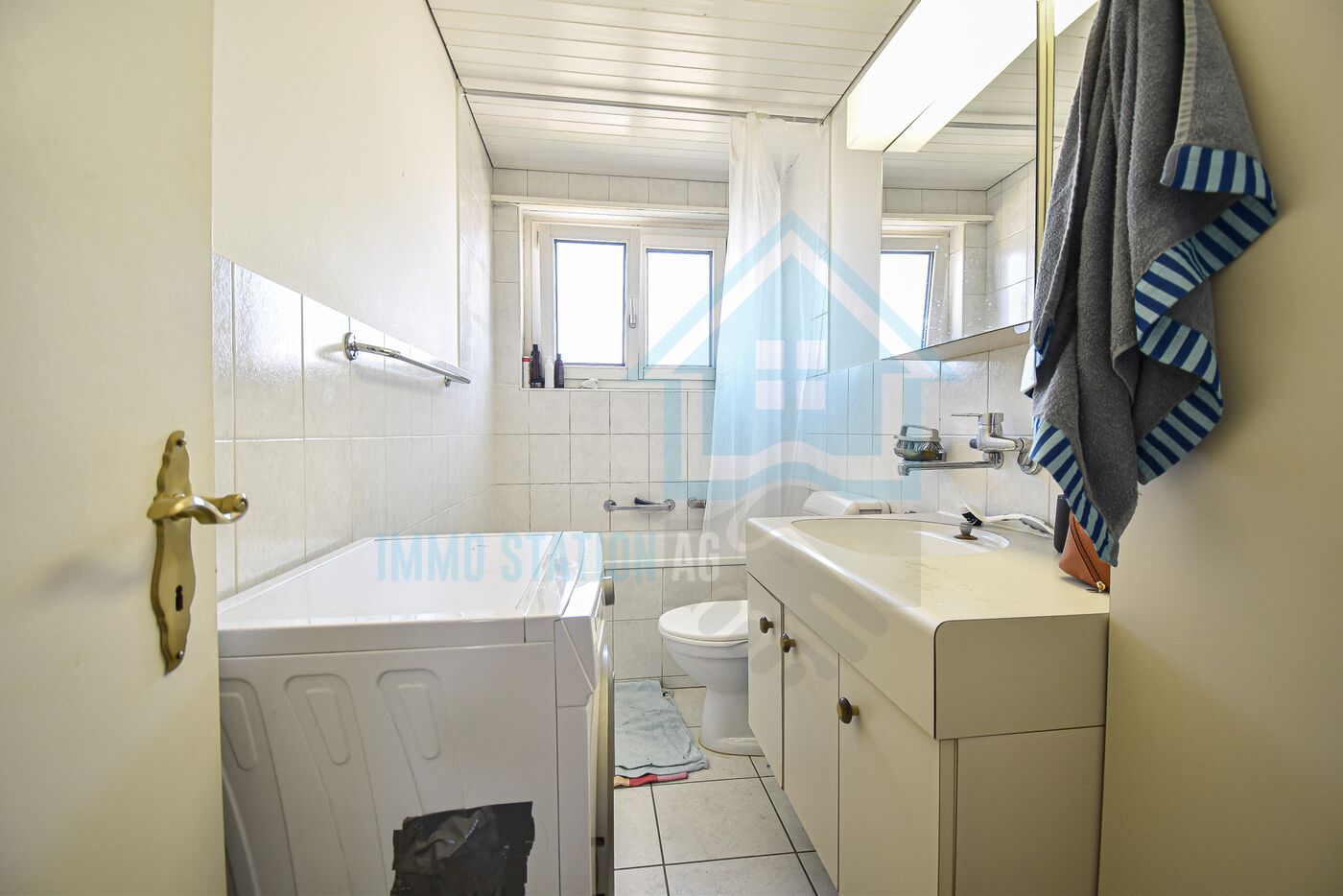 Kleines Badezimmer mit Wanne und Waschtisch