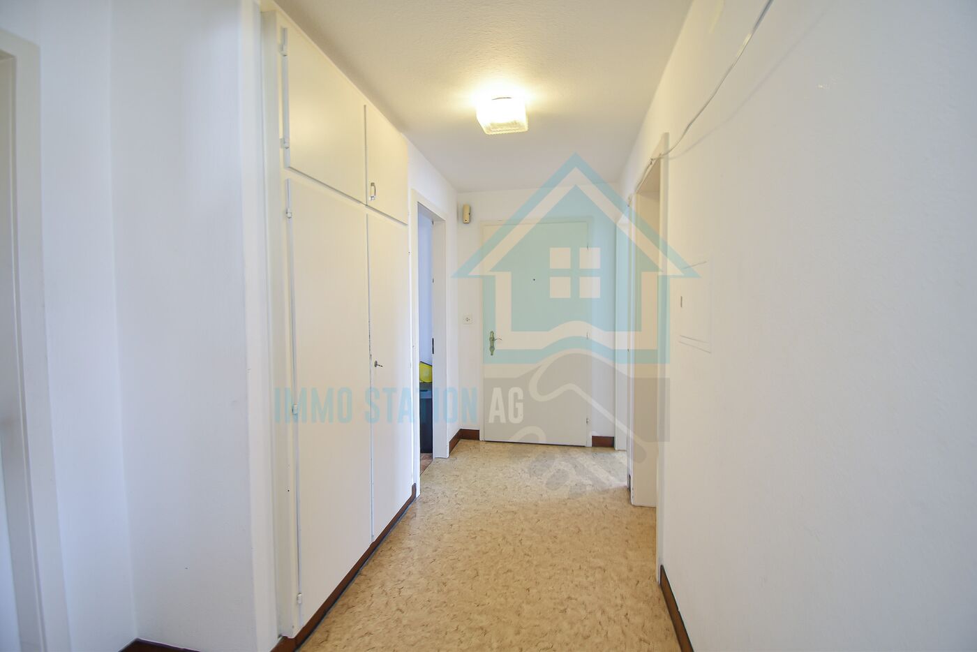 Heller Flur mit Einbauschrank und Wohnungseingangstür