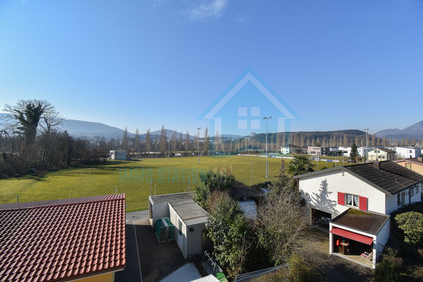 Blick über Grundstück und Sportplatz