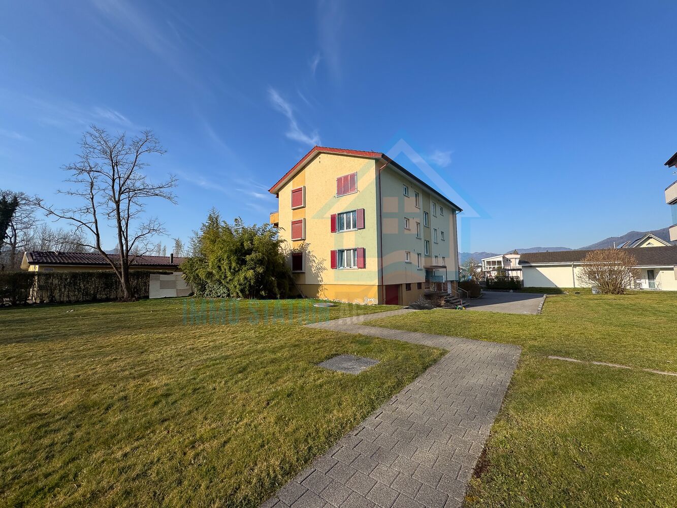 Mehrfamilienhaus mit Gartenansicht