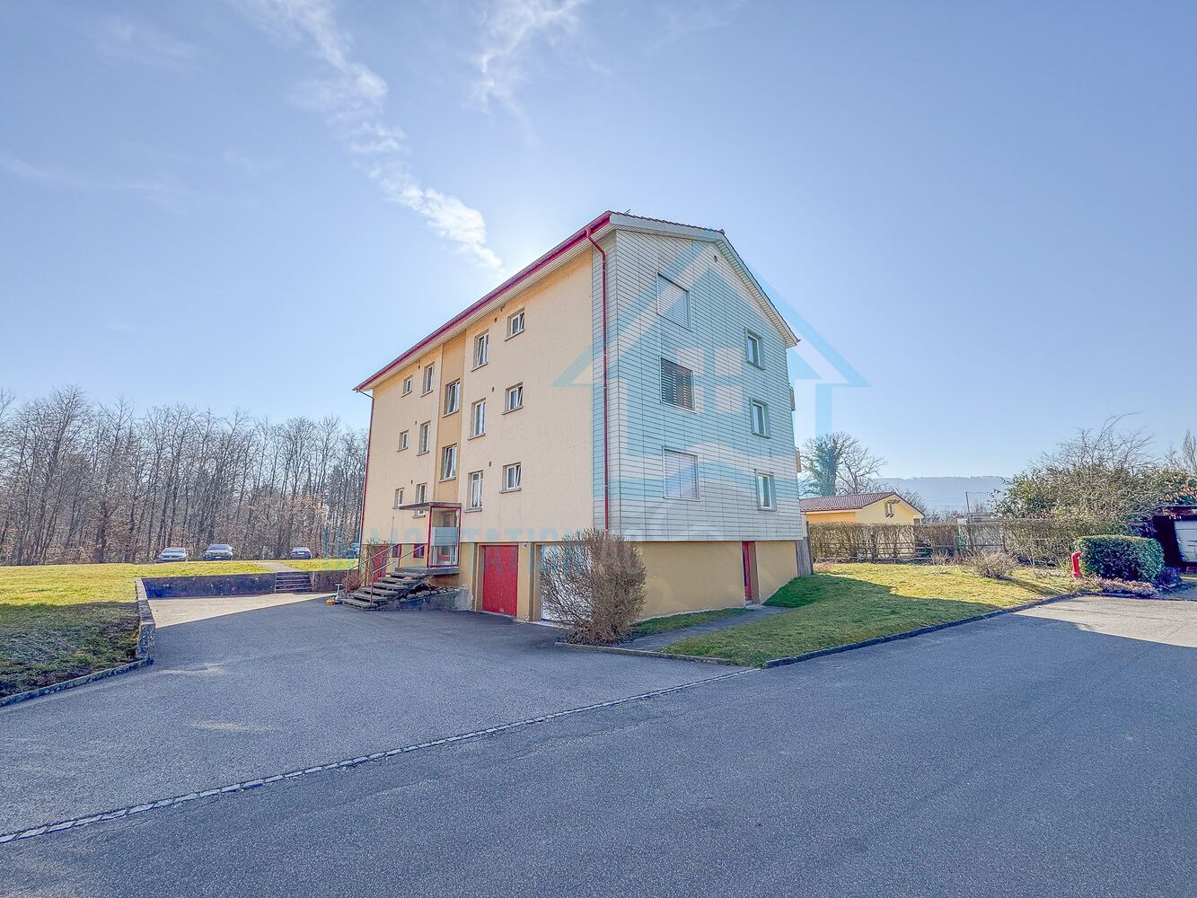 Mehrfamilienhaus mit Außenansicht