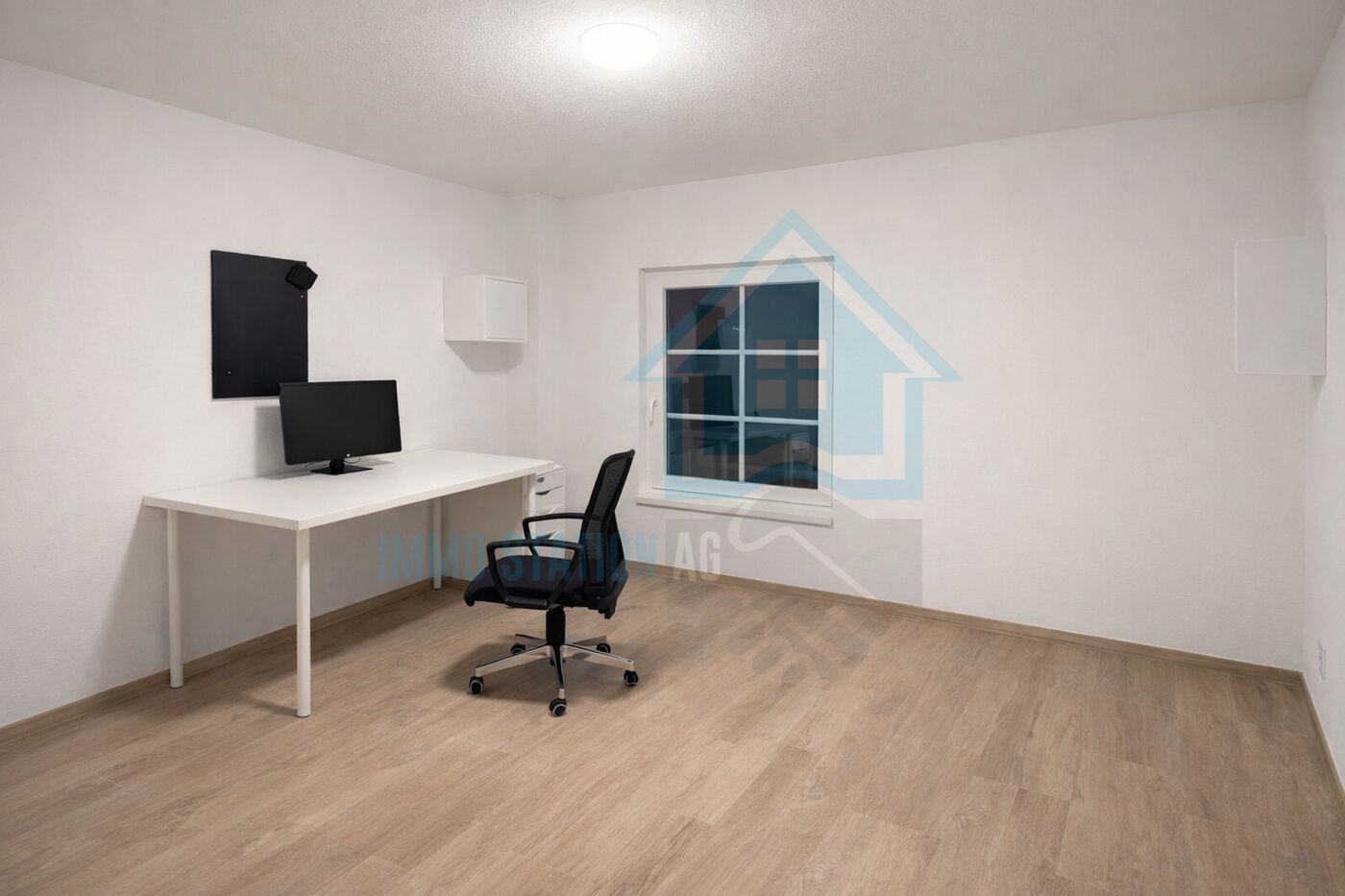 Helles, schlichtes Arbeitszimmer