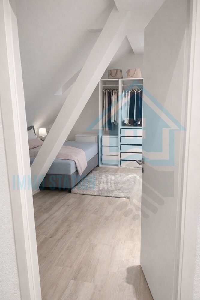 Dachgeschoss-Schlafzimmer mit offener Kleiderablage